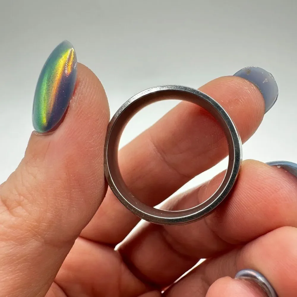 Size 13, Men's silver tone metal ring with resin/high shine‎ silver scroll work!